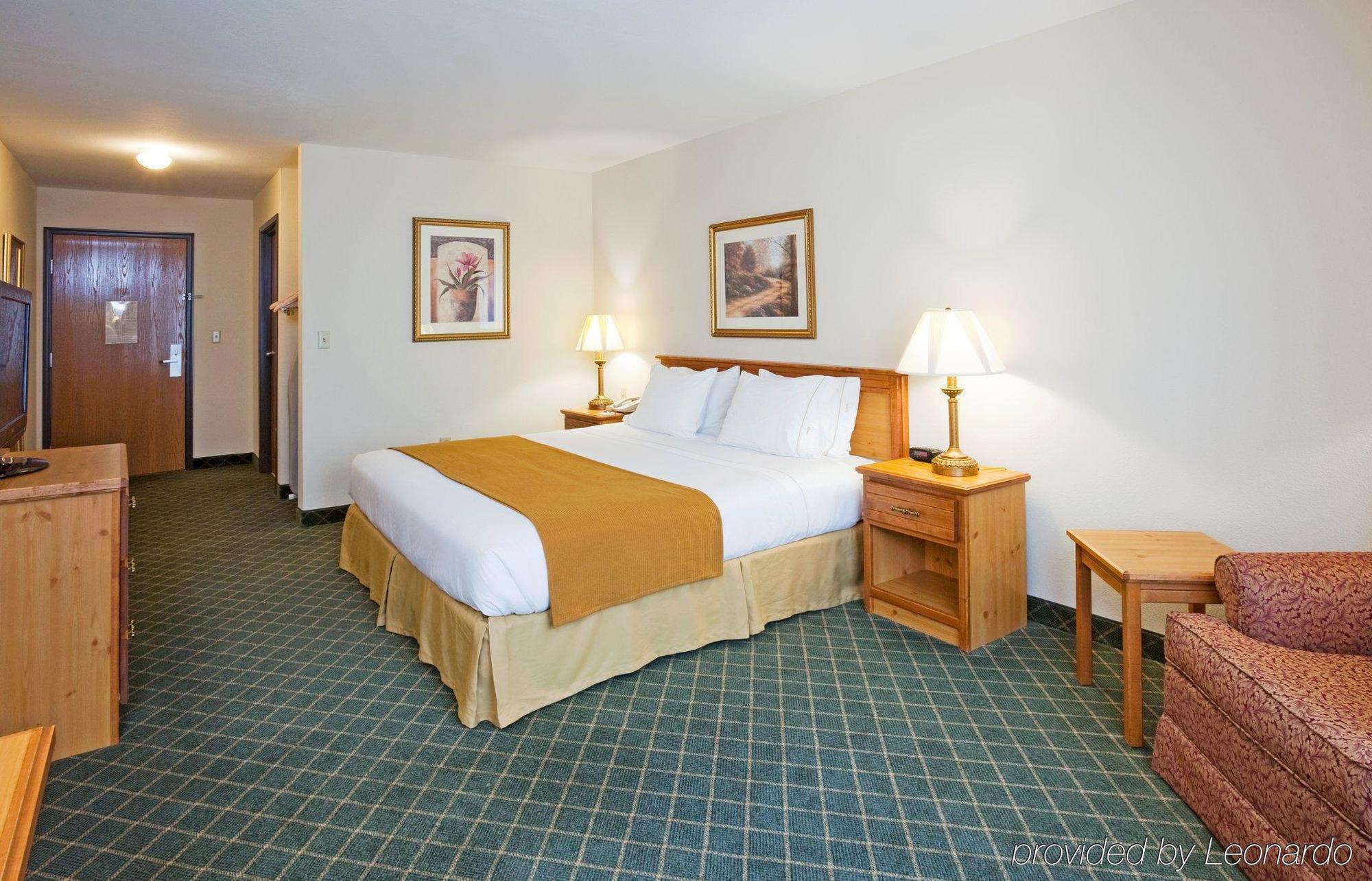 Express & By Ihg 2*